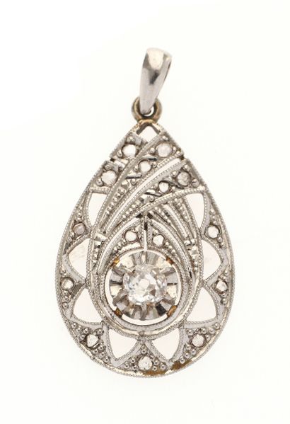 Pendentif Art Déco 
en or gris 18k 750°/°°...