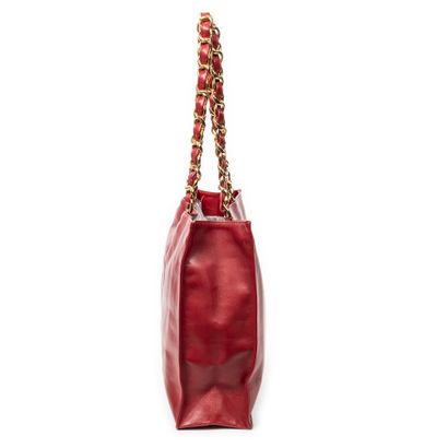 CHANEL
Flat tote bag in red leather with...