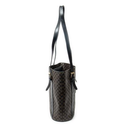 CELINE 
Sac seau en toile marron et noir,...
