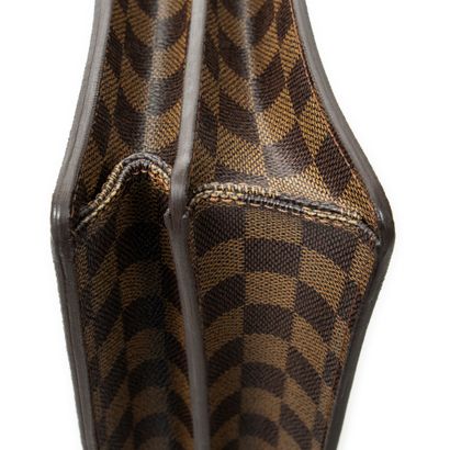 LOUIS VUITTON
Sacoche modèle 