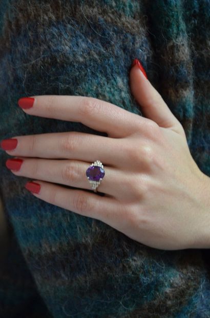 Bague 
en or gris 18k 750°/°° ornée d'une...