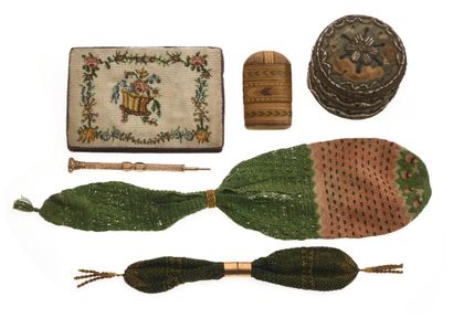 Set of display objects including:
- A straw...