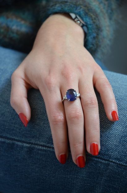Bague
en or gris 18k 750°/°° ornée d'un important...