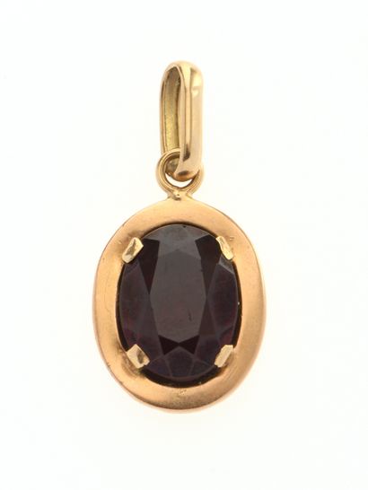 Pendentif
en or 18k 750°/°° centré d'un grenat...