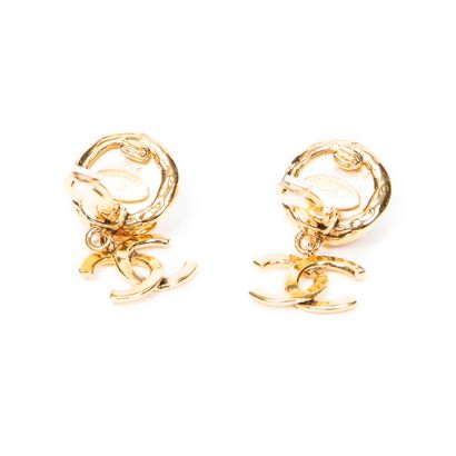 CHANEL
Ear clips in gold-plated metal and...