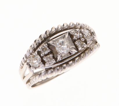 Bague
en or 18K 750°/°° et platine 850°/°°...