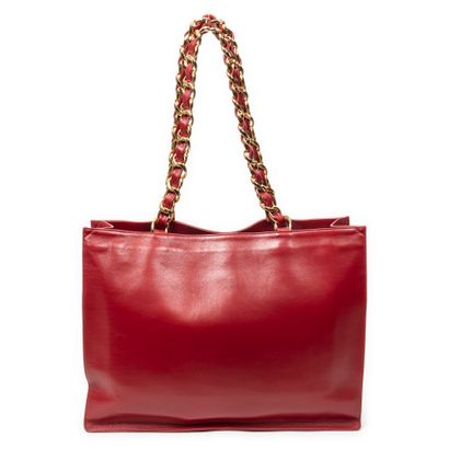 CHANEL
Flat tote bag in red leather with...
