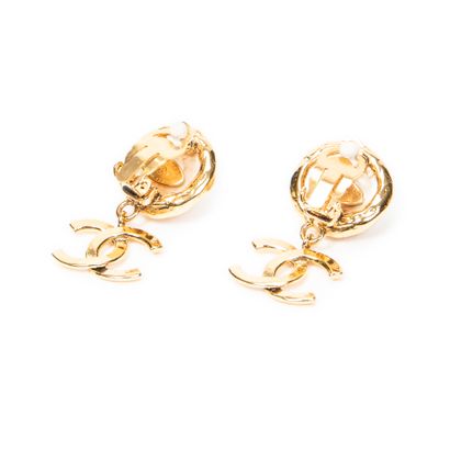 CHANEL
Ear clips in gold-plated metal and...