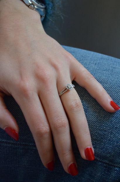 Bague 
en or blanc 9K 375°/°° ajouré centrée...
