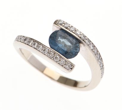 Bague
en or blanc 18k 750°/°° centré d'un...