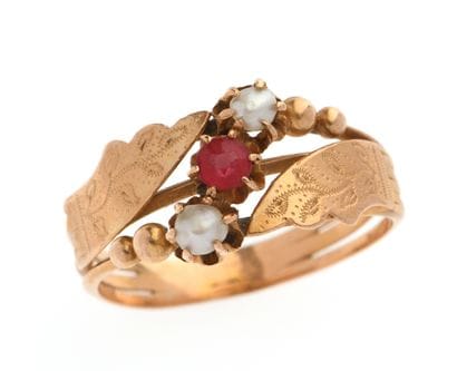 Bague
en or 18k 750°/°° centrée d'une pierre...