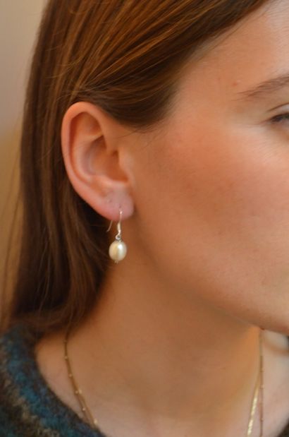 Paire de pendants d'oreilles 
en argent et...