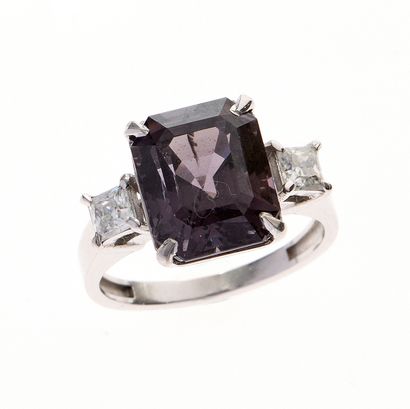 Bague
en or blanc 18k 750°/°° ornée d'un...