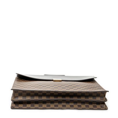 LOUIS VUITTON
Sacoche modèle 