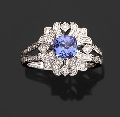 Bague
en or blanc 18k 750°/°° centrée d'une...