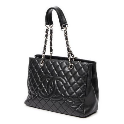 CHANEL
Sac cabas en cuir matelassé et grainé...