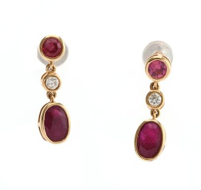 Paire de pendants d'oreilles
en or jaune...