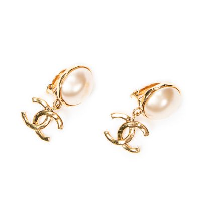 CHANEL
Ear clips in gold-plated metal and...