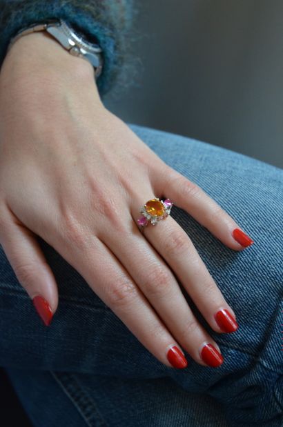Bague 
en or gris 18k 750°/°° ornée en son...