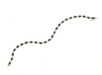 Bracelet 
en or blanc 18K 750°/°° serti de...