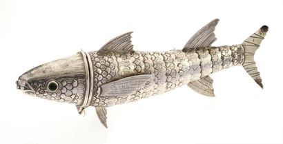 Amusant ETUI en argent à décor de poisson...
