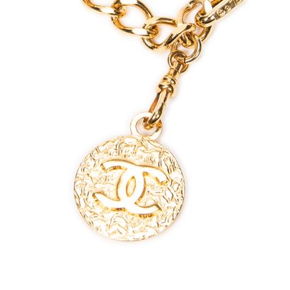 CHANEL 
Double C medallion belt in gilt metal....