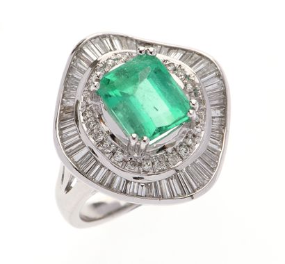 Bague 
en platine 900°/°° ornée d'une émeraude...
