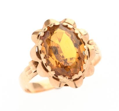 Bague
en or jaune 18k 750°/°° centrée d'un...
