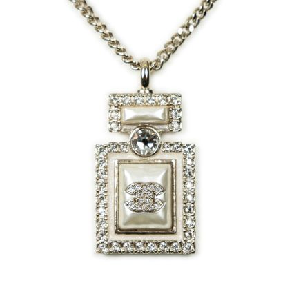 CHANEL
Collier modèle 