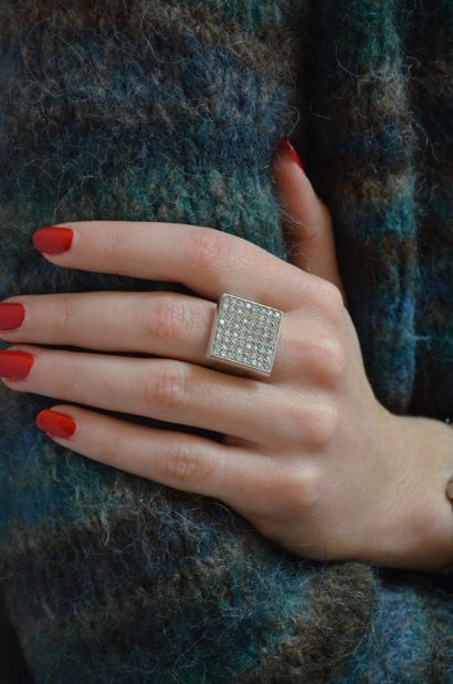 Importante Bague
en or gris 18K 750°/°°,...