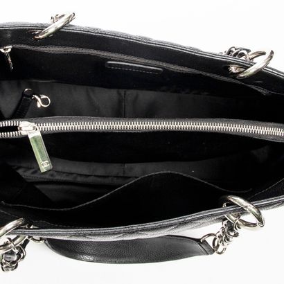 CHANEL
Sac cabas en cuir matelassé et grainé...