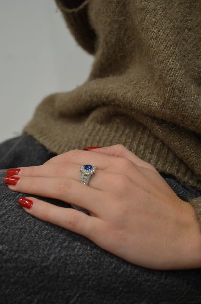 Bague 
en or gris 18k 750 °/°° centrée d'un...