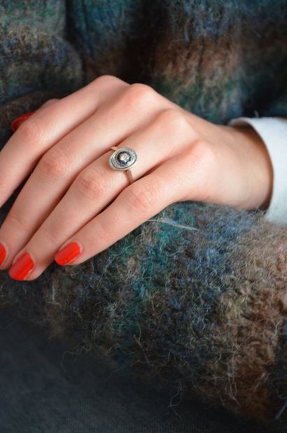 Bague Art Déco
en or gris 18k 750°/°° centrée...