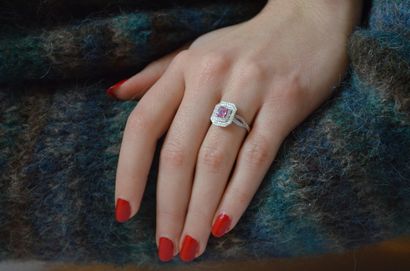 Bague de style Art déco
en or blanc 18k 750°/°°...