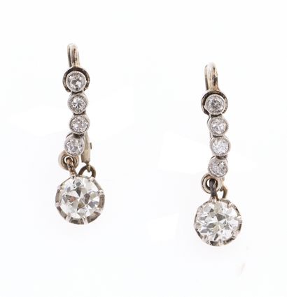 Paire de dormeuses
en or 18K 750°/°° et platine...