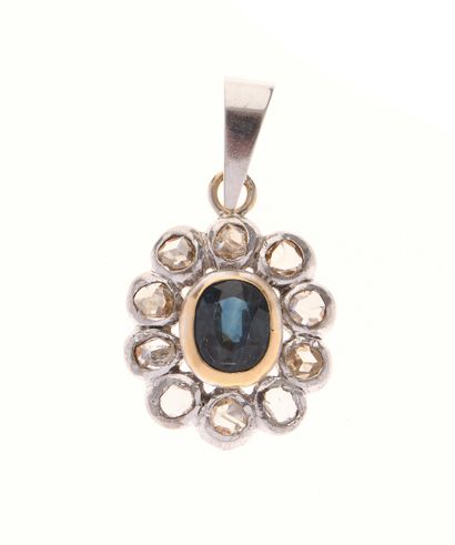 Pendentif
en or gris 14K 750°/°° centré d’un...