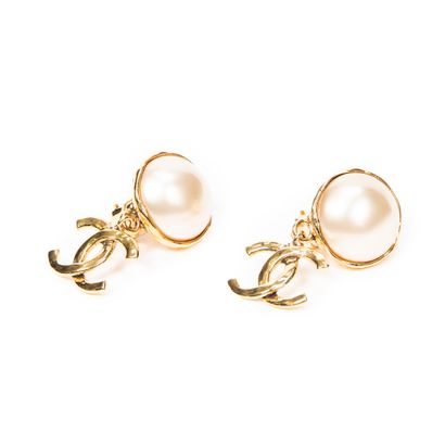 CHANEL
Ear clips in gold-plated metal and...