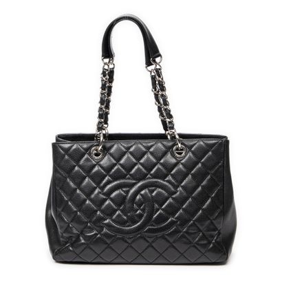 CHANEL
Sac cabas en cuir matelassé et grainé...