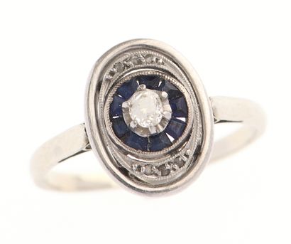 Bague Art Déco
en or gris 18k 750°/°° centrée...