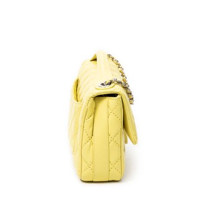 CHANEL made in italy
Quilted yellow leather...