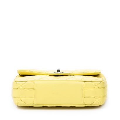 CHANEL made in italy
Quilted yellow leather...