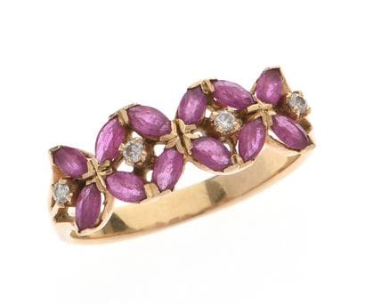 Ring
in 14K 585°/°° yellow gold with flower...