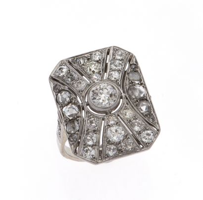 Important ring
in platinum 850°/°° and 18k...