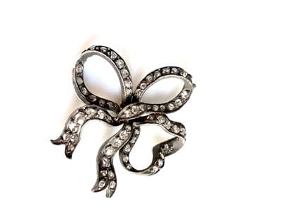 Movement knot
in 18k 750°/°° gold and 800°/°°°...