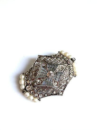 Octagonal brooch 
in platinum 850°/°° and...