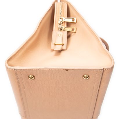 YVES SAINT LAURENT
Chyc