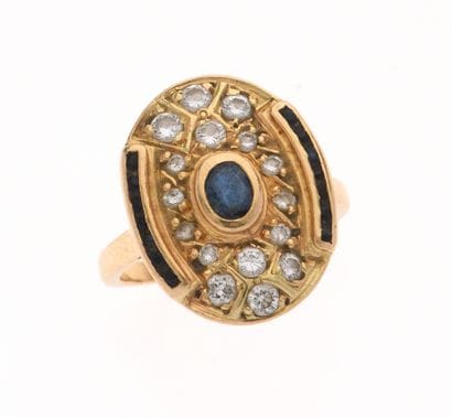 Ring 
in 18k yellow gold 750°/°°, the oval...
