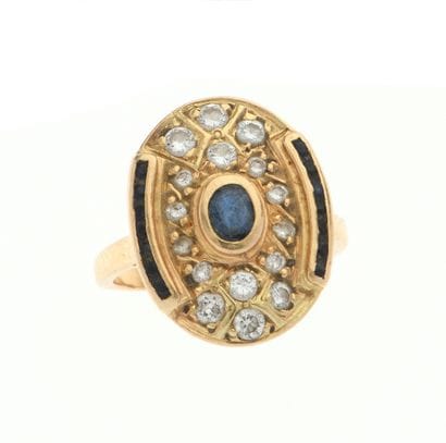 Ring 
in 18k yellow gold 750°/°°, the oval...