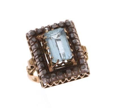 Rectangular-shaped ring in 18k 750°/°° gold...