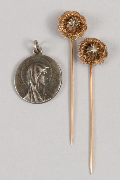 Two tie pins 
in 18K yellow gold 750°/°°...